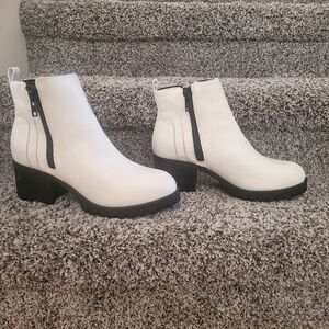 MIA Beatrisa White Lug Sole Chelsea Boot, Women's Size 9.5M